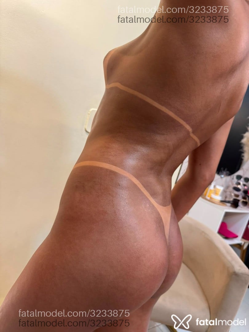 Acompanhante mulher trans com cabelo castanho de olhos pretos - Nicoly Bianchessi