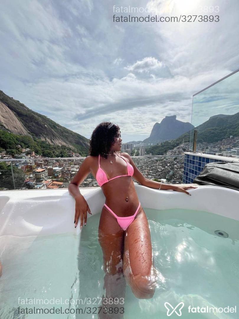 Acompanhante mulher com cabelo castanho de olhos castanhos em Pouso Alegre - Luíza Bombon