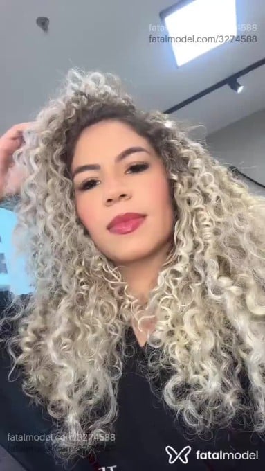 Acompanhante mulher loira (o) de olhos castanhos - Jenifer Costa