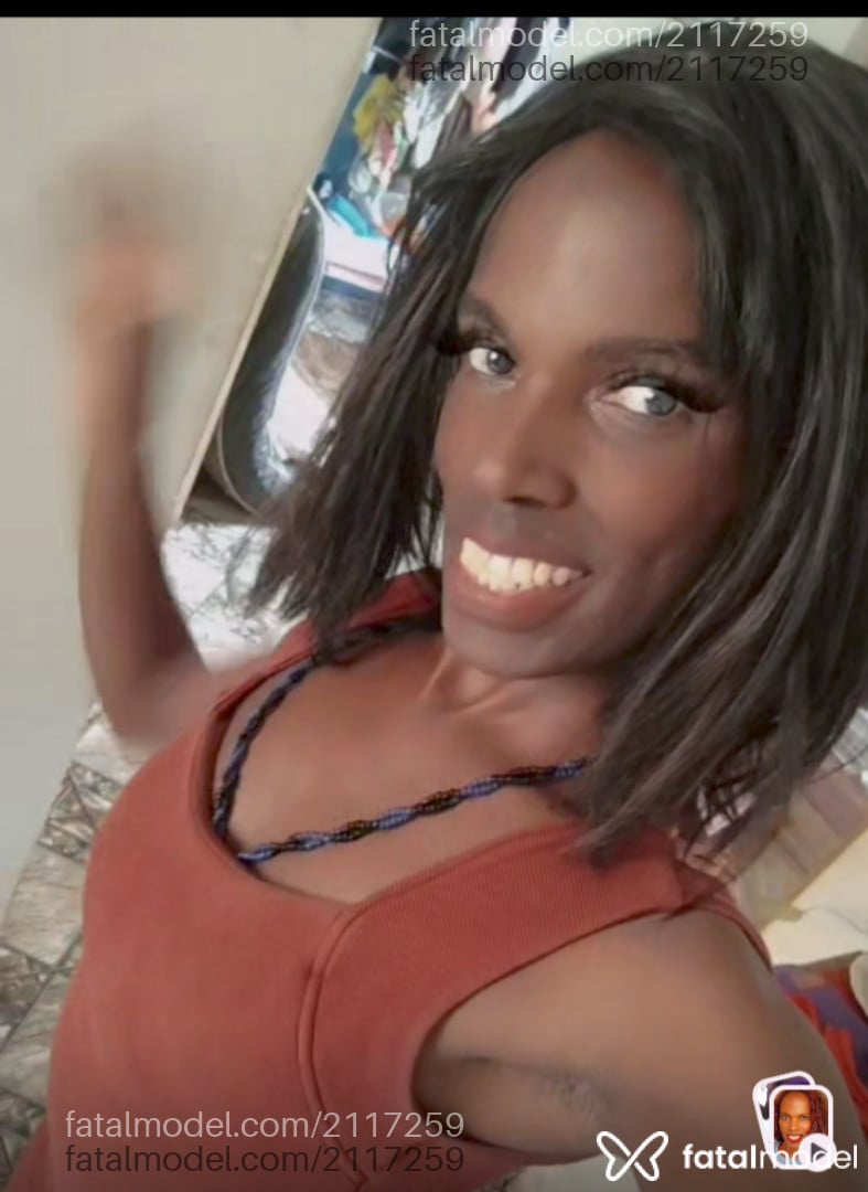 Acompanhante mulher trans com cabelo castanho de olhos pretos - Geeh Queiroz
