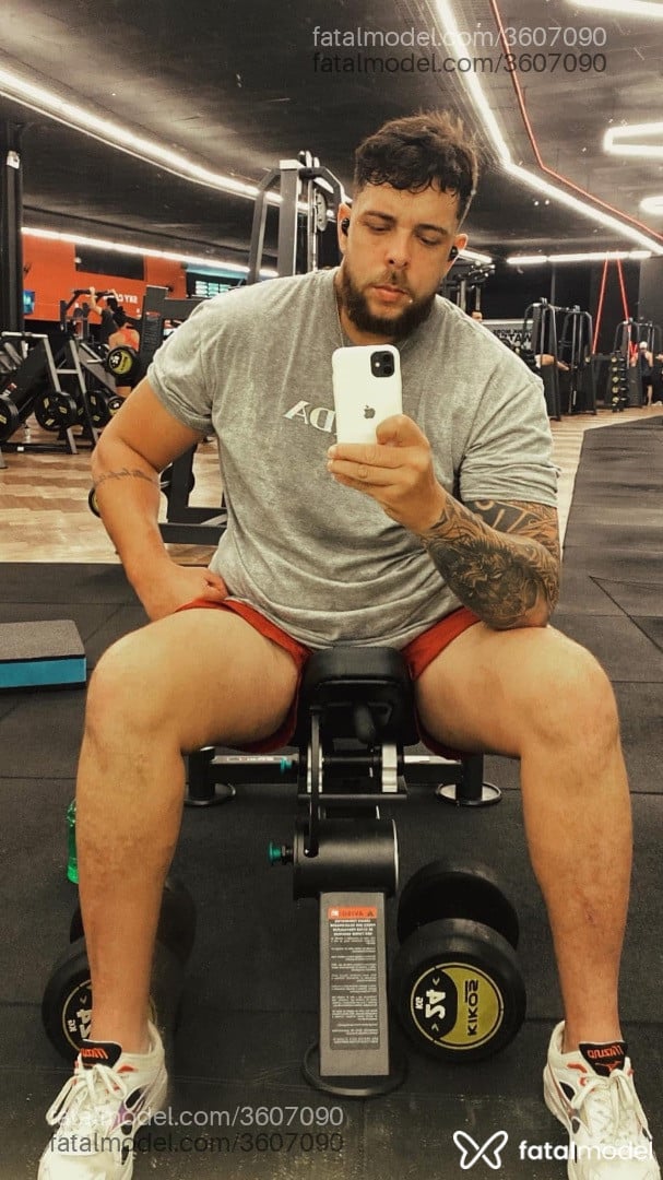 Acompanhante homem com cabelo castanho de olhos castanhos - Thor Silva