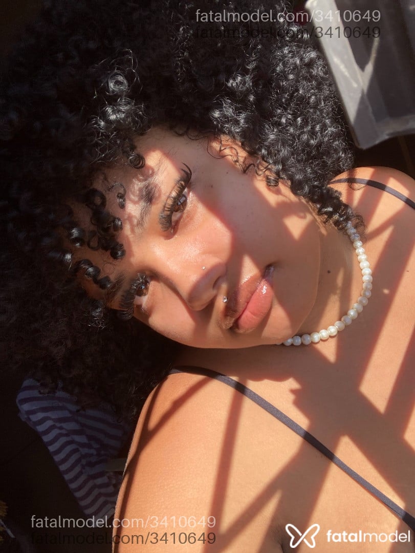 Acompanhante mulher com cabelo colorido de olhos castanhos - Flora