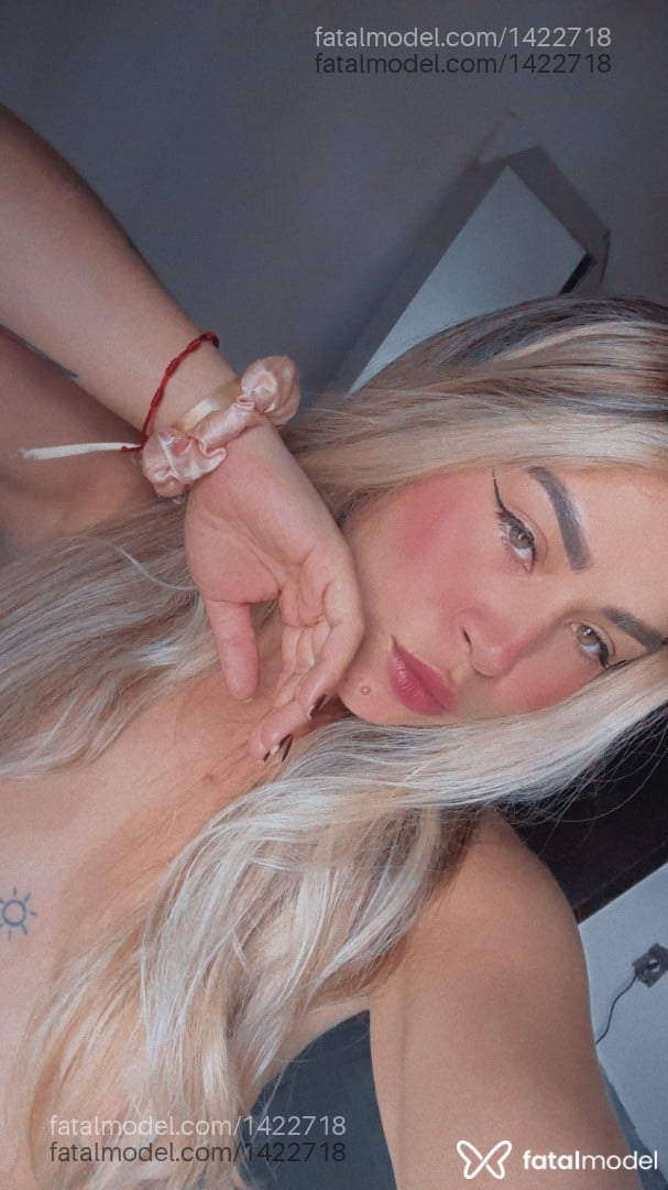 Acompanhante mulher loira (o) de olhos verdes - Novisca