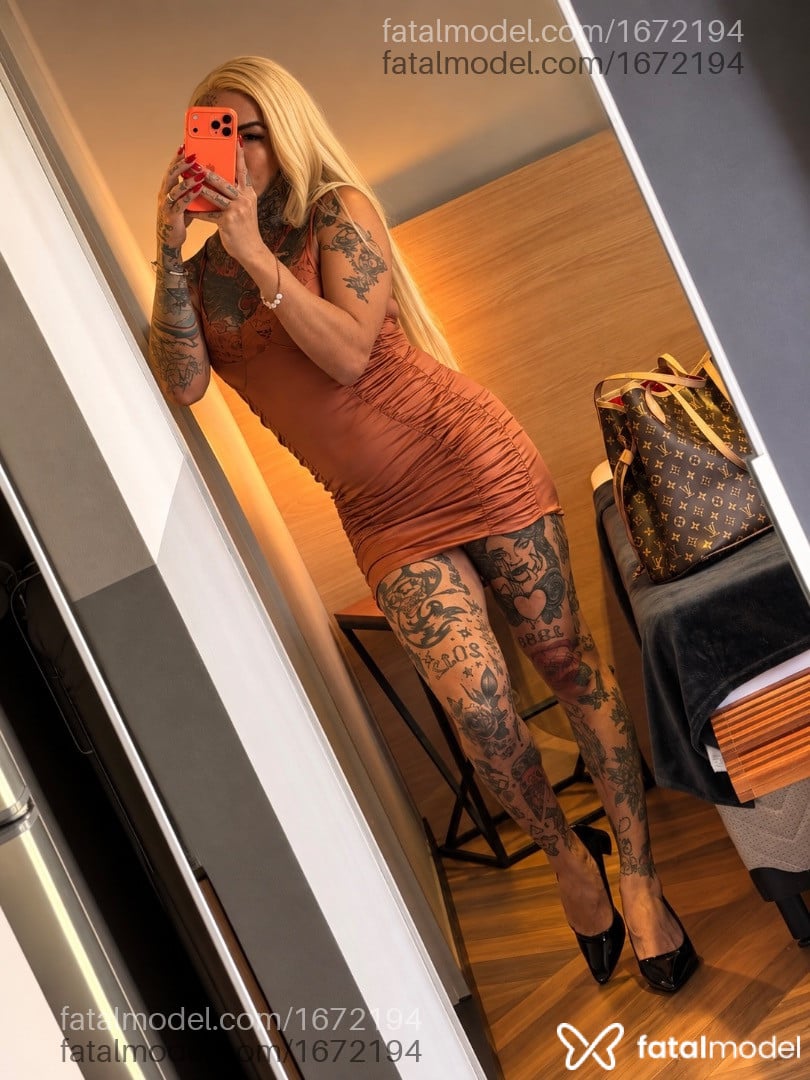Acompanhante mulher trans loira (o) de olhos castanhos - Scarlet