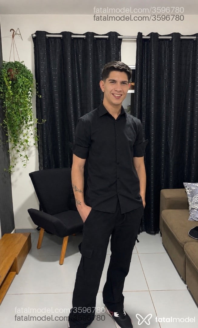 Acompanhante homem com cabelo castanho de olhos castanhos - João Vitor