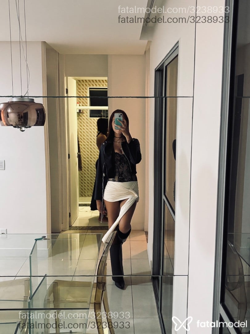 Acompanhante mulher trans com cabelo castanho de olhos castanhos - Stella