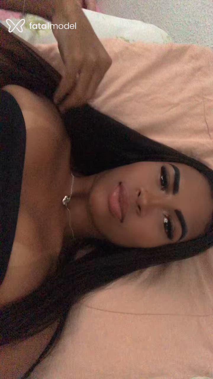 Acompanhante mulher morena (o) de olhos mel - Mel Suite