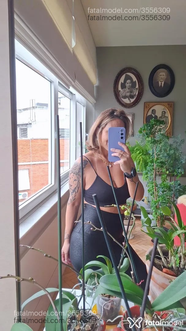 Acompanhante mulher com cabelo castanho de olhos mel - Renata