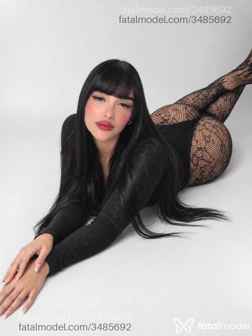 Acompanhante mulher morena (o) de olhos pretos - Emih