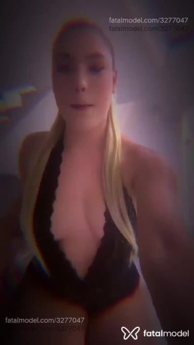 Acompanhante mulher loira (o) de olhos mel - Andreina