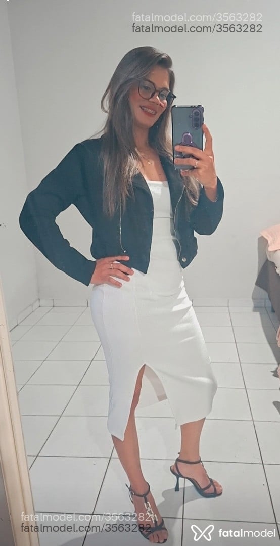 Acompanhante mulher loira (o) de olhos castanhos - Amora