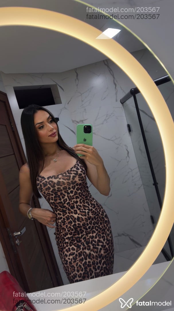 Acompanhante mulher trans com cabelo colorido de olhos castanhos - Valentyna Castro