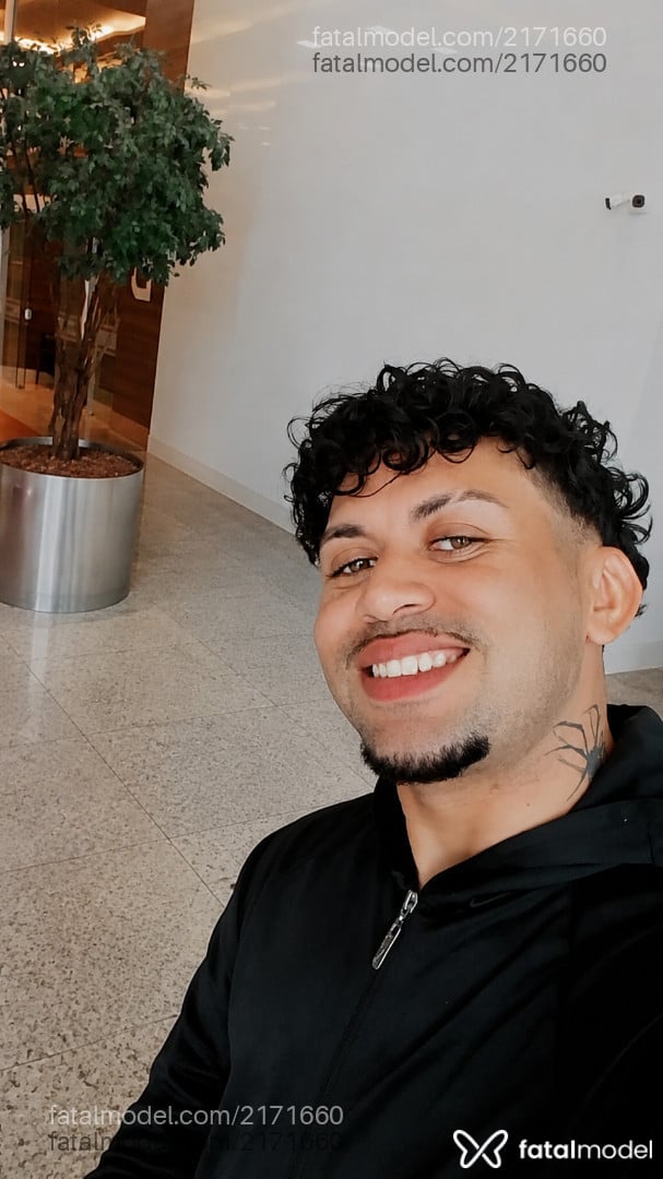 Acompanhante homem com cabelo castanho de olhos mel - Gabriel Tesudo