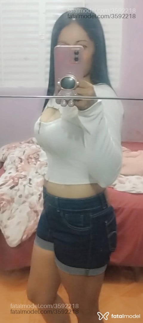 Acompanhante mulher morena (o) de olhos pretos - Laura