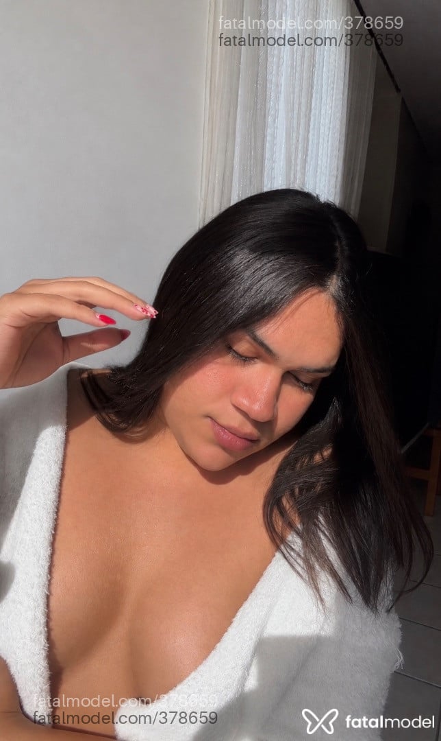 Acompanhante mulher trans com cabelo castanho de olhos mel - GarotaPlus