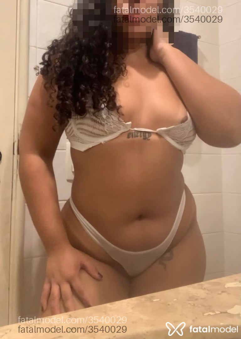 Acompanhante mulher morena (o) de olhos castanhos - Mia Belle