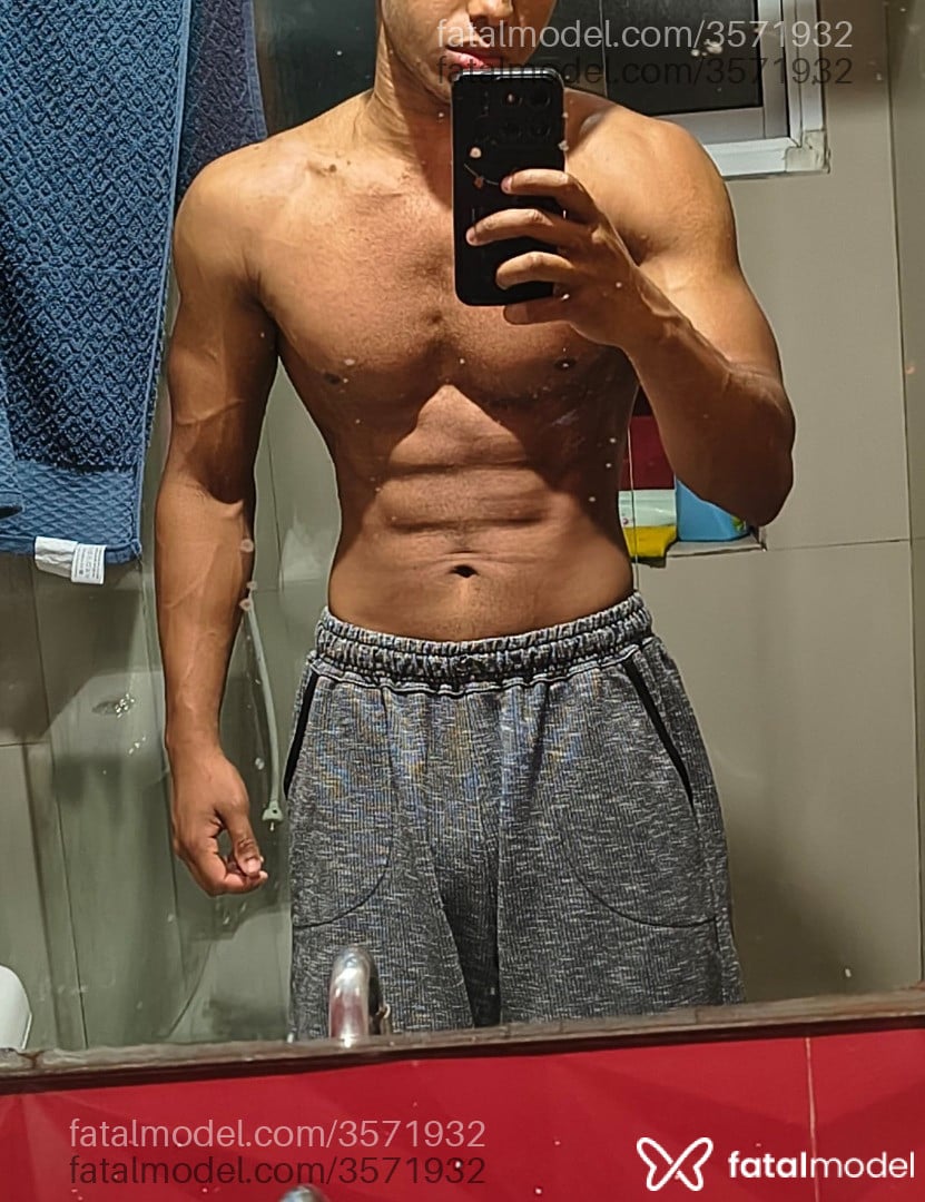 Acompanhante homem morena (o) de olhos pretos - Vitor