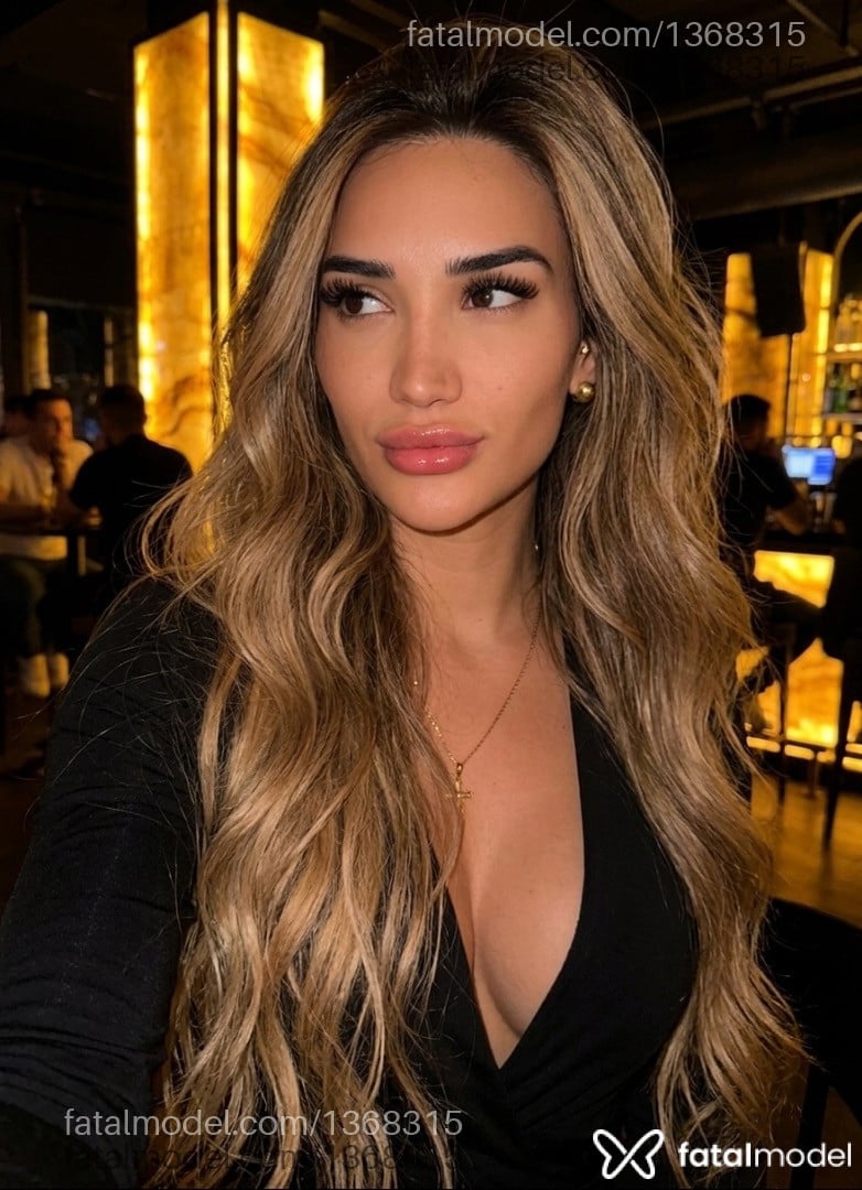 Acompanhante mulher trans com cabelo castanho de olhos castanhos - Beatriz Leal