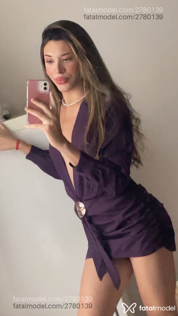 Acompanhante mulher trans com cabelo castanho de olhos castanhos - Kaile Araújo