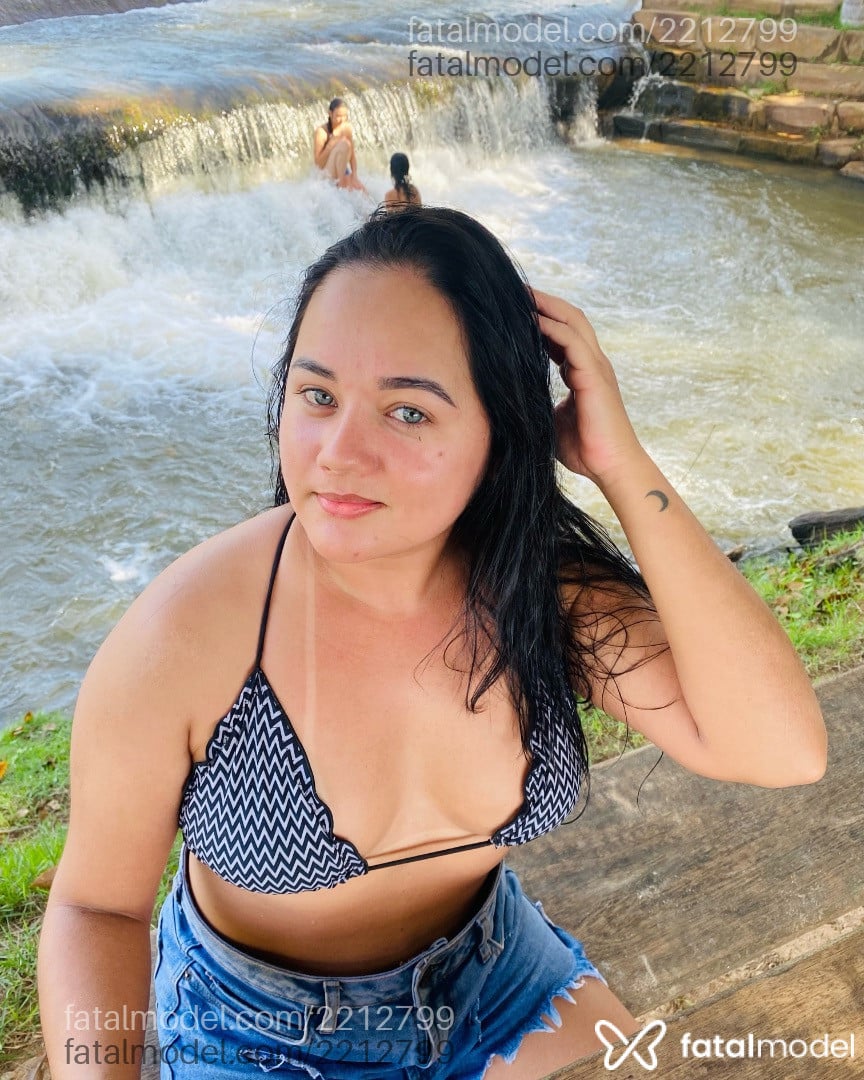Acompanhante mulher morena (o) de olhos azuis - Izadora