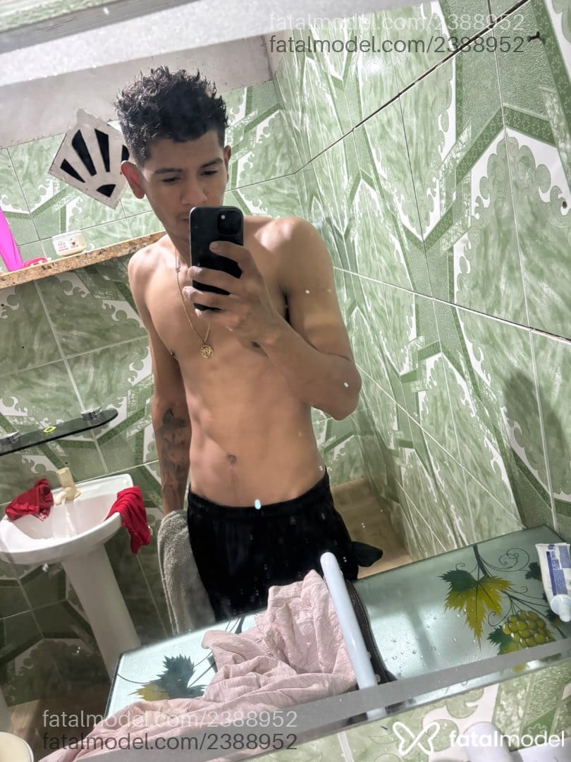 Acompanhante homem com cabelo castanho de olhos castanhos - Joãozinho