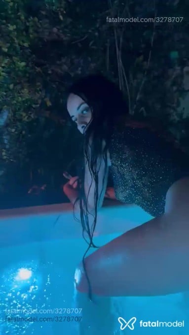 Acompanhante mulher com cabelo colorido de olhos castanhos - Bruna Acompanhante mulher com cabelo colorido de olhos castanhos - Bruna