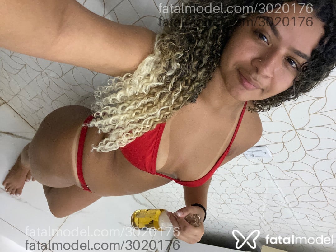 Acompanhante mulher com cabelo castanho de olhos pretos - Kely Santos