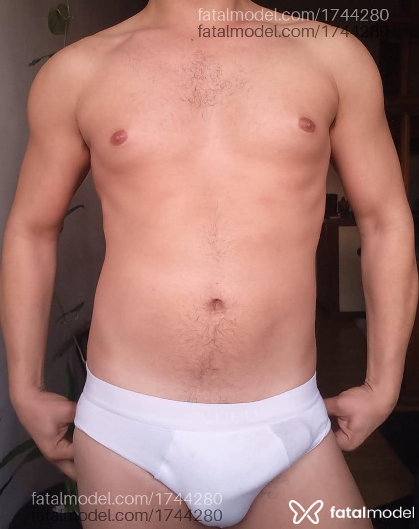Acompanhante homem morena (o) de olhos pretos - RapazComLocal