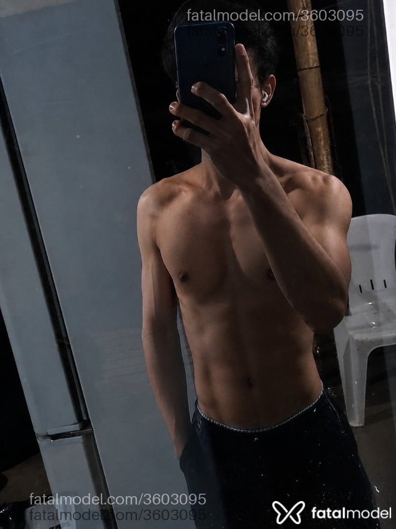 Acompanhante homem com cabelo castanho de olhos castanhos - Caio Fl