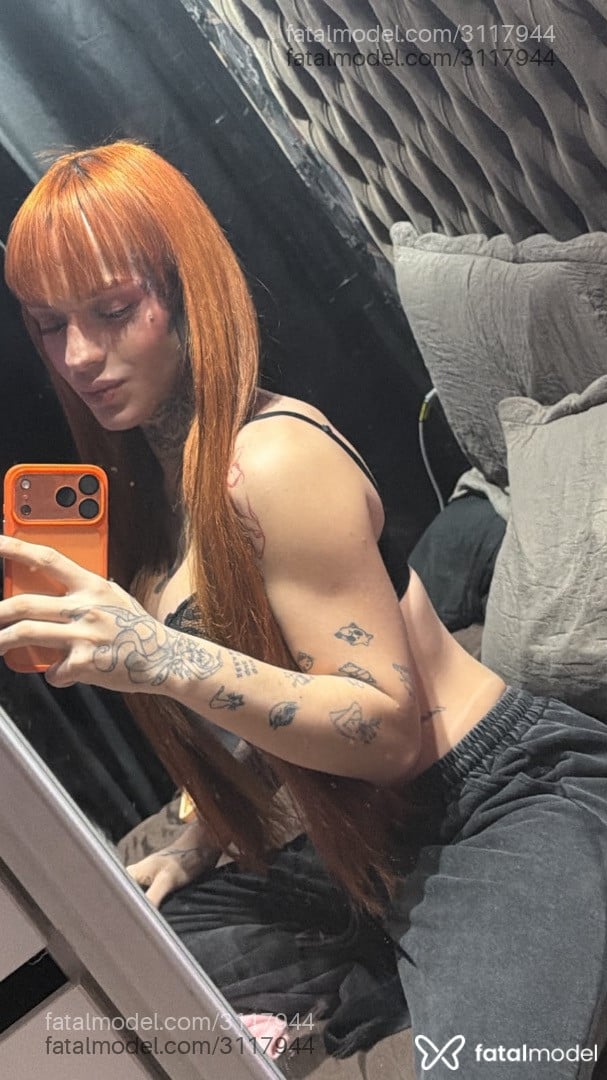 Acompanhante mulher trans loira (o) de olhos mel - Stella Raven