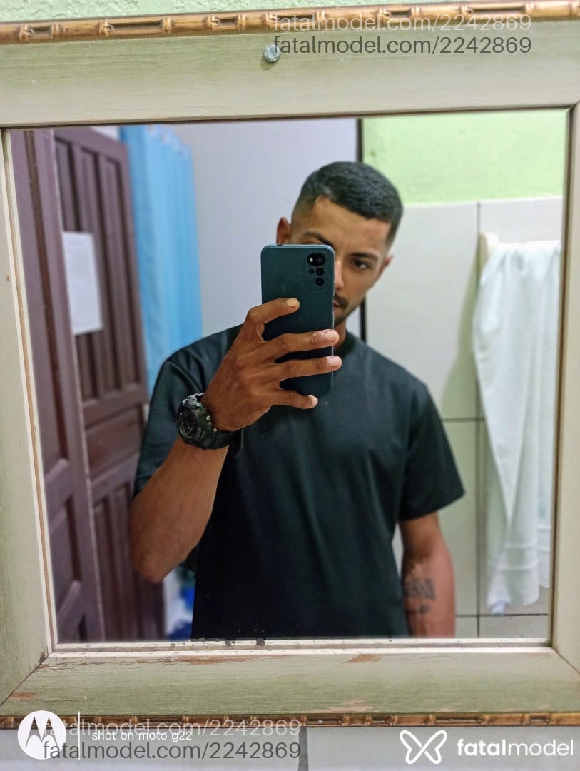 Acompanhante homem morena (o) de olhos castanhos - Derek