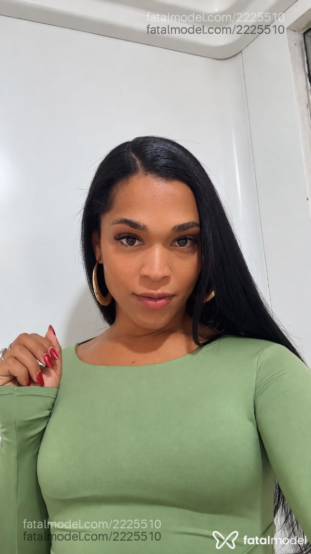 Acompanhante mulher trans morena (o) de olhos pretos - Manuela