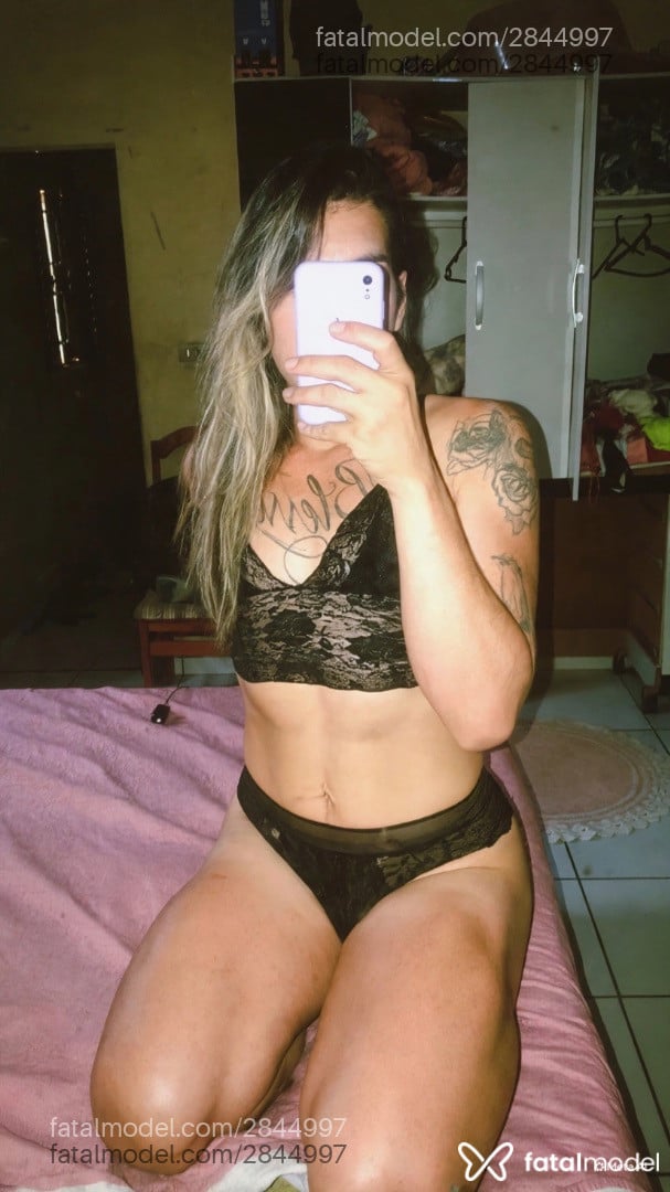Acompanhante mulher trans loira (o) de olhos pretos - Narcotrans