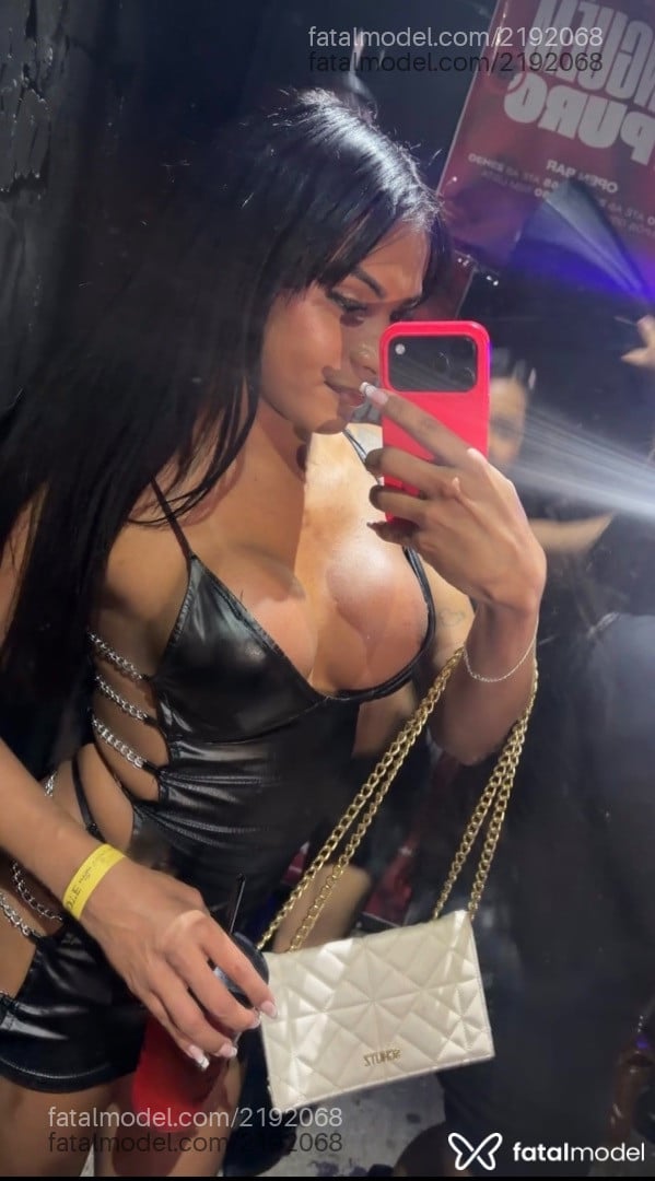 Acompanhante mulher trans morena (o) de olhos castanhos - Penelopy