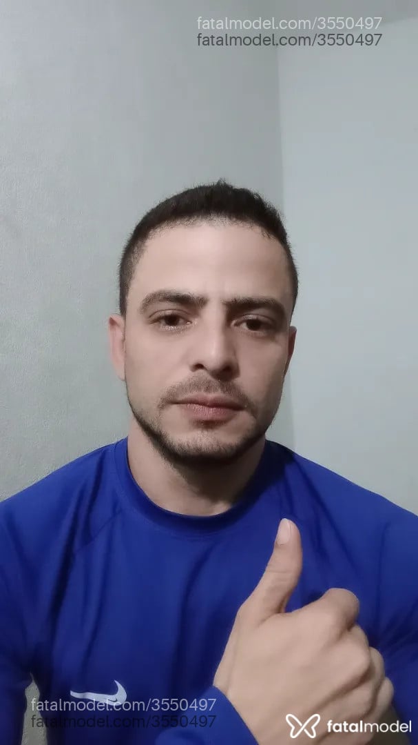 Acompanhante homem com cabelo castanho de olhos castanhos - Minikid