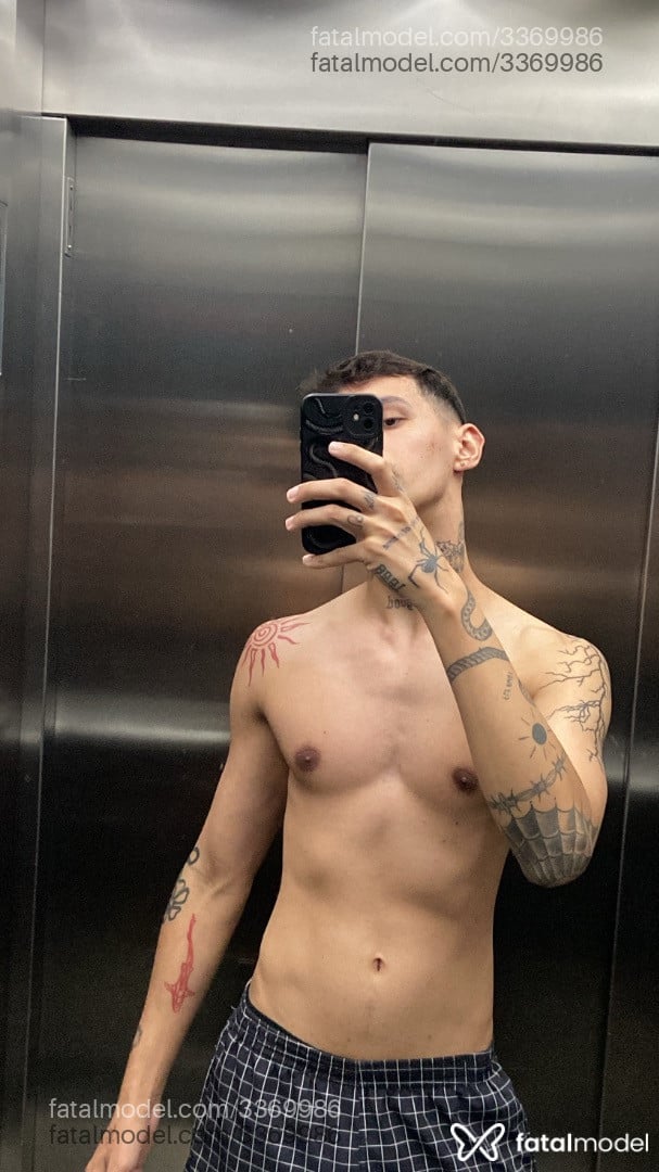 Acompanhante homem com cabelo castanho de olhos pretos - Natanmalhado