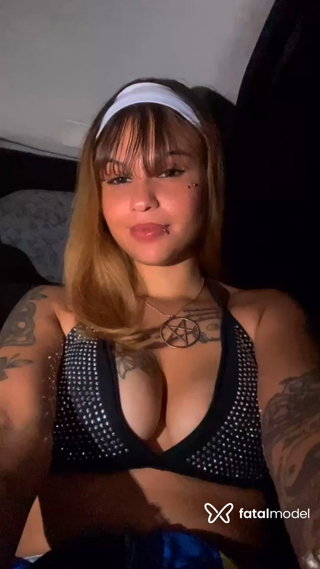 Acompanhante mulher loira (o) de olhos castanhos - Tauany