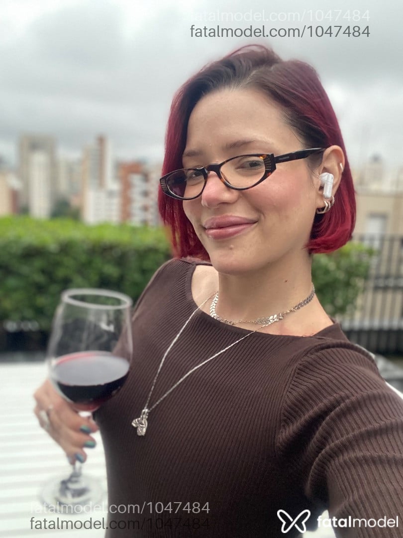 Acompanhante mulher ruiva (o) de olhos castanhos - Aurora