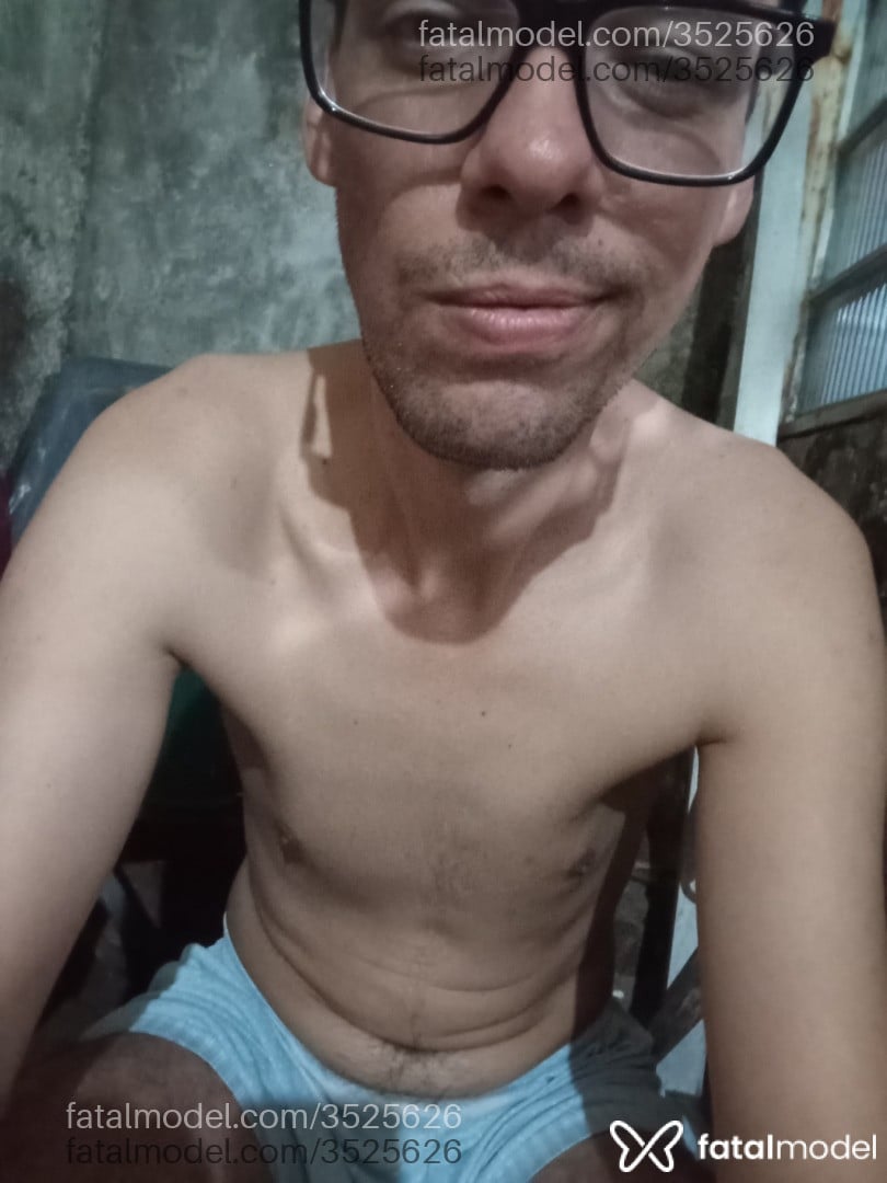 Acompanhante homem com cabelo castanho de olhos castanhos - Freitas