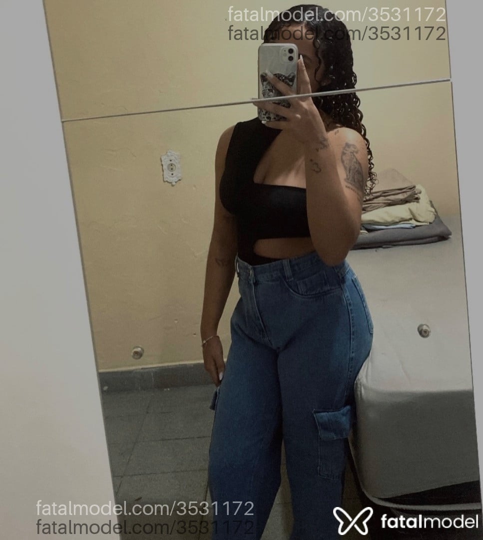 Acompanhante mulher com cabelo castanho de olhos castanhos - Thayna Sophia