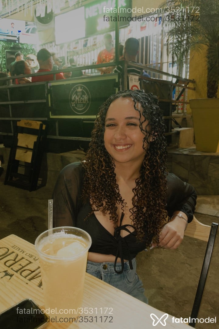 Acompanhante mulher com cabelo castanho de olhos castanhos - Thayna Sophia