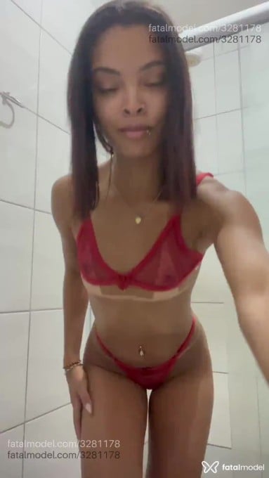 Acompanhante mulher com cabelo castanho de olhos castanhos - Scarllett Acompanhante mulher com cabelo castanho de olhos castanhos - Scarllett