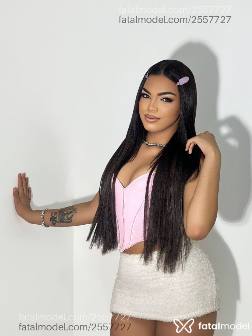 Acompanhante mulher trans com cabelo castanho de olhos castanhos - Beatriz
