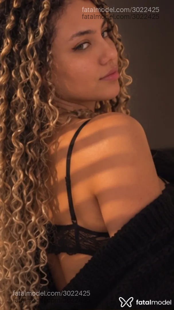 Acompanhante mulher loira (o) de olhos azuis - Sofis