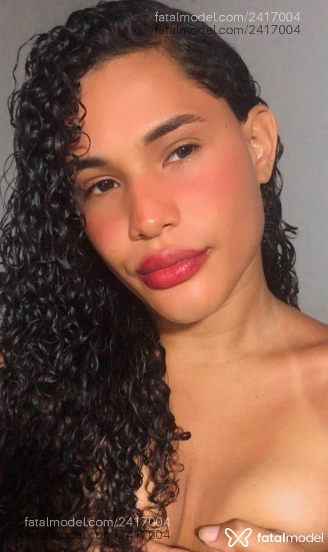 Acompanhante mulher trans morena (o) de olhos castanhos - Bella