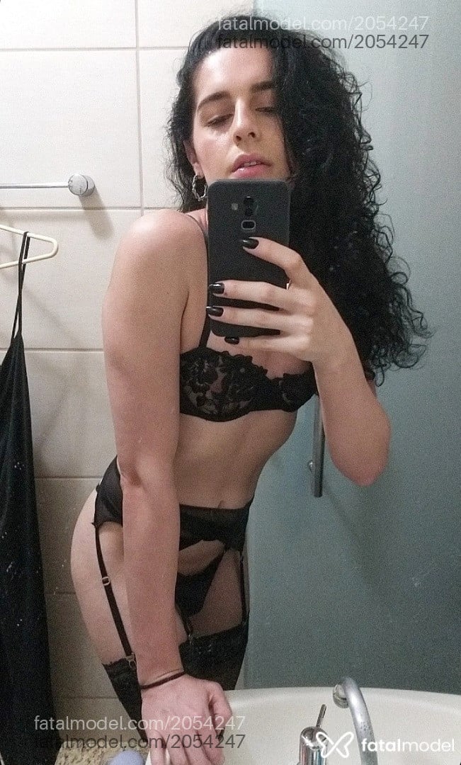Acompanhante mulher trans morena (o) de olhos verdes - Dita Faria