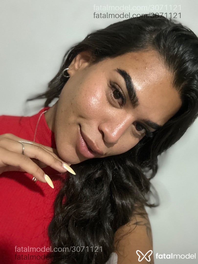 Acompanhante mulher trans morena (o) de olhos castanhos - Munira Leal