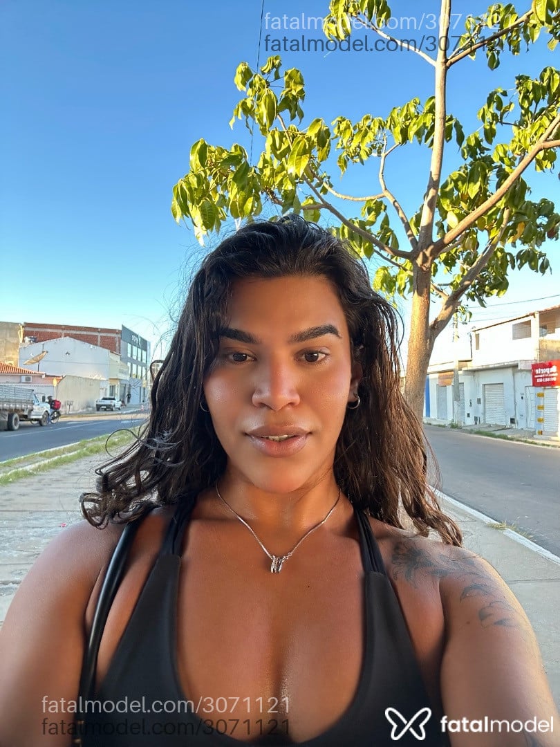 Acompanhante mulher trans morena (o) de olhos castanhos - Munira Leal