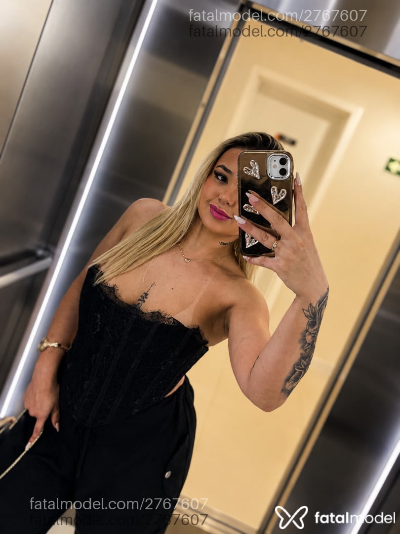 Acompanhante mulher loira (o) de olhos castanhos - Mia Chagas