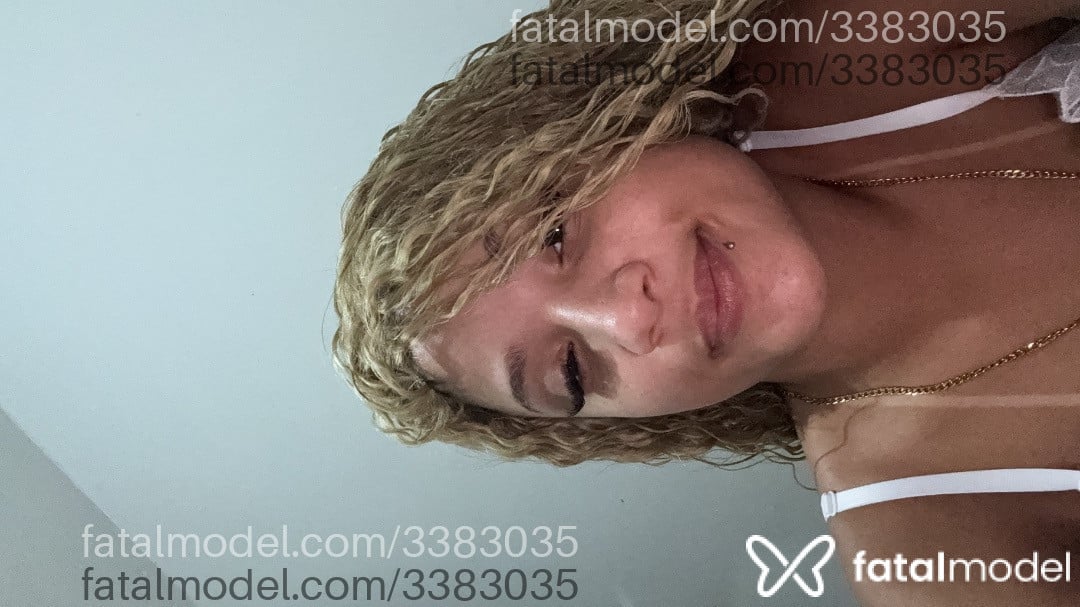 Acompanhante mulher loira (o) de olhos castanhos - Ester